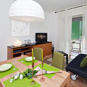 sala de estar con mesa de comedor y mantel verde en D&D House, en Bérgamo