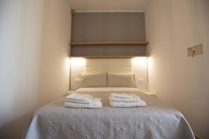 A bed or beds in a room at Hotel Explorer