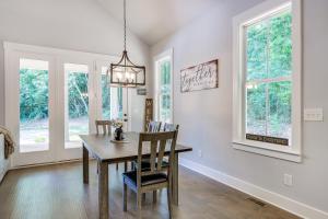 Fotografie z fotogalerie ubytování Quaint Newnan Vacation Rental Near State Park! v destinaci Newnan