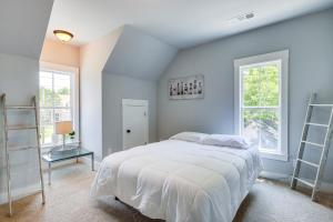 1 dormitorio con 1 cama blanca y 2 ventanas en Quaint Newnan Vacation Rental Near State Park! en Newnan