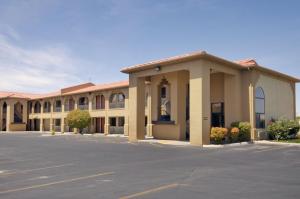 ein Gebäude mit einem Parkplatz davor in der Unterkunft Days Inn by Wyndham Rio Rancho in Rio Rancho