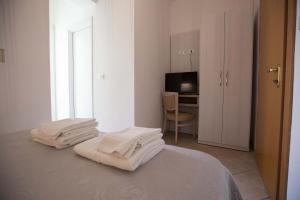 A bed or beds in a room at Hotel Explorer