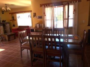 ein Esszimmer mit einem Tisch und Stühlen in der Unterkunft La casa de Mamina in Tilcara