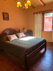 ein Schlafzimmer mit einem großen Bett in einem Zimmer in der Unterkunft La casa de Mamina in Tilcara
