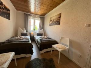 ein Hotelzimmer mit 2 Betten und einem Fenster in der Unterkunft ERH03-FW Flat in Herzogenaurach in Herzogenaurach