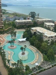 eine Luftansicht auf einen großen Pool in einem Resort in der Unterkunft Dreamland Oasis Chakvi apartment 1406 in Chakvi