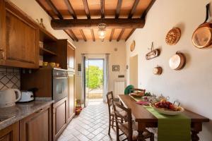 una cucina con tavolo e ciotola di frutta di La casa di Madina a Montespertoli