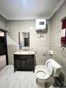 La salle de bains est pourvue de toilettes et d'un lavabo. dans l'établissement Montreal Suite by Jaynice Homes, à Lekki