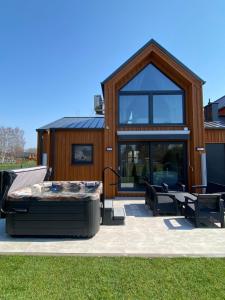 a house with a backyard with a hot tub at Apartamenty MarMar in Sławoszynko +62 photos