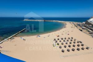 una vista aérea de una playa con sombrillas y el océano en Ribas Apartment by ACasaDasCasas, en Ericeira