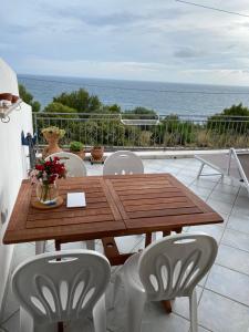 モルチャーノ・ディ・レウカにあるCasa Bella Vistaの木製テーブルと椅子、海を望むバルコニー