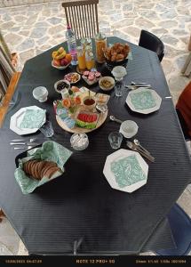 una mesa negra con platos de comida. en Résidence étoile, en Saint-Yrieix-la-Perche