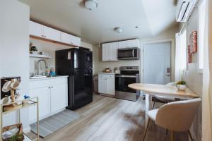 Kuchyň nebo kuchyňský kout v ubytování Sage Haven #1