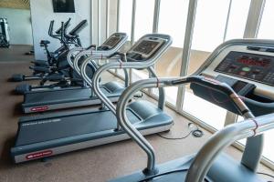 - une rangée d'appareils de cardio-training dans une salle de sport dans l'établissement Hotel Suite Luxe Sunset, à Tijuana