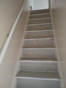 eine Treppe in einem Zimmer in der Unterkunft Balfour Street in Bradford