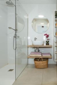 uma casa de banho com uma cabina de duche em vidro e um lavatório. em Apartamento Aguamarina Senator em Costa Teguise