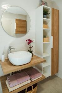 uma casa de banho com um lavatório e um espelho em Apartamento Aguamarina Senator em Costa Teguise