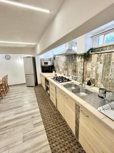 a kitchen with a sink and a refrigerator at Thalassa Casa Vacanza in Anzio