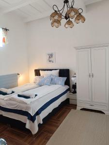 Postel nebo postele na pokoji v ubytování Kiskastély Apartman