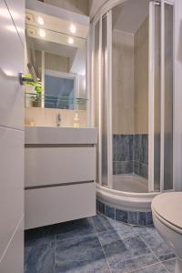 a bathroom with a sink and a toilet and a shower at La Casa de Julia Apartamento nuevo y céntrico in Santiago de Compostela