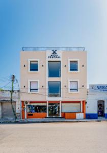- un bâtiment blanc avec des fenêtres bleues dans une rue dans l'établissement Hotel Central Merida by Kavia, à Mérida