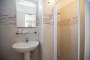 A bathroom at Hotel Explorer Még 37 kép