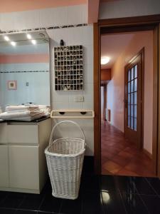 una cocina con una barra con una cesta. en Casa Vacanze Monte Villa, en Pieve di Soligo
