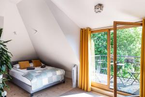 Schlafzimmer mit einem Bett und einer Glasschiebetür in der Unterkunft Aviator Superior by 3City Rentals in Sopot