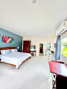a large bedroom with a bed and a desk at Lay Back Villa C4 Kitchen & High Speed Internet in Ban Nong Thale