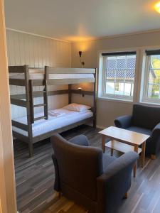 Fjordly Ungdomssenter في Bryggja: غرفة معيشة مع سريرين بطابقين وأريكة
