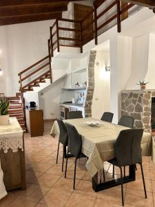 cocina y comedor con mesa y sillas en Casa del Mate, en Alghero