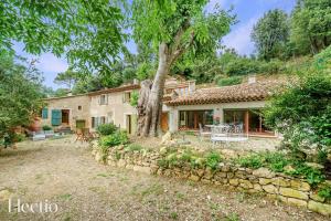 una vista exterior de una casa con un árbol en Mas du Rocher I Electio, en Puget