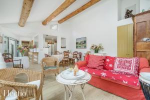 sala de estar con sofá rojo y mesa en Mas du Rocher I Electio, en Puget