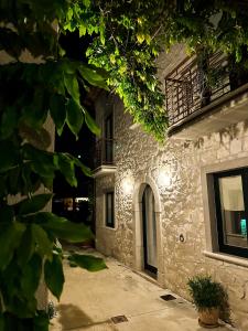 a stone building with a window and a balcony at Casa Rurale Faraone in Teggiano