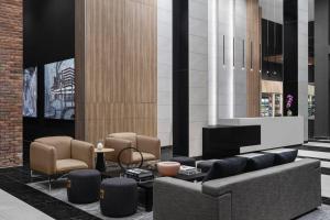 Uma área de estar em AC Hotel by Marriott Columbus Downtown