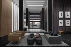 Uma área de estar em AC Hotel by Marriott Columbus Downtown
