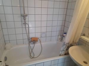 W łazience znajduje się prysznic i wanna. w obiekcie Sunny w Antwerpii