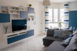 维亚雷焦Ad un passo dal molo con 2 biciclette incluse的客厅里有一张沙发和一台电视