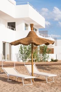 una silla de playa y una sombrilla en la playa en Calitro Mare, en Torre Ovo