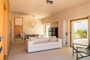 Calitro Mare في توريه أوفو: غرفة معيشة مع أريكة بيضاء وطاولة