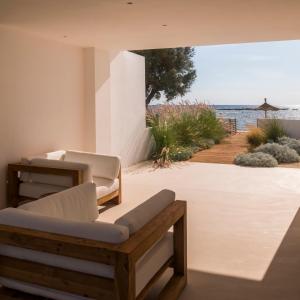 sala de estar con vistas al océano en Calitro Mare en Torre Ovo
