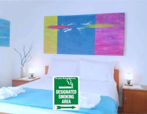 una señal sentada encima de una cama en un dormitorio en Rooms Kata, en Rovinj