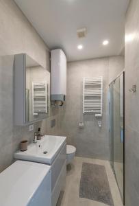 Ванна кімната в White 1 BD Old Town Apartment by Hostlovers