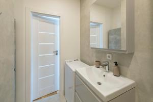 Foto sihtkohas Kaunas asuva majutusasutuse White 1 BD Old Town Apartment by Hostlovers galeriist +12 fotot