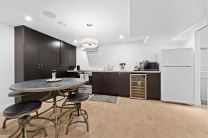 Virtuvė arba virtuvėlė apgyvendinimo įstaigoje Spacious & fully equipped - Private studio apartment - lower level