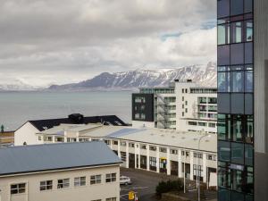 uma vista para uma cidade com montanhas ao fundo em Storm Hotel by Keahotels em Reykjavík