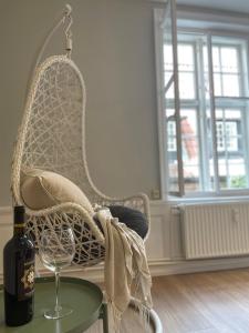 eine Flasche Wein auf einem Stuhl mit einem Glas in der Unterkunft Ferienwohnung Marzipan - im Herzen der Altstadt, historisches Gebäude mit modernem Ambiente, W-LAN in Lübeck