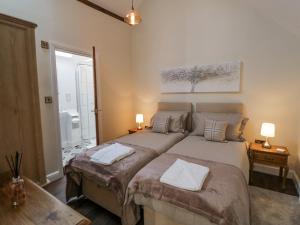 um quarto com uma cama com duas almofadas em The Nest em Nuneaton