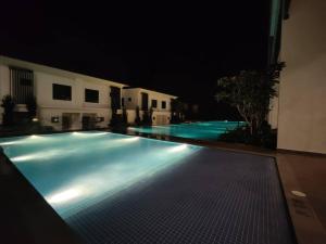una piscina vacía por la noche con luces encendidas en Studio suite nearby Lost World of Tambun en Tambun