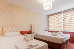 um quarto com duas camas e uma janela em The Center Hotel em Istambul